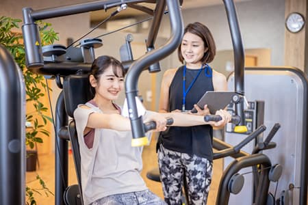 妊活のために筋力トレーニングに励む女性